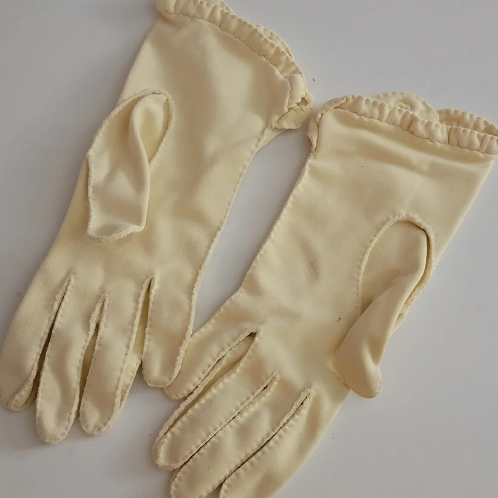 Source Unknown Cream Vintage Style Women's Gloves